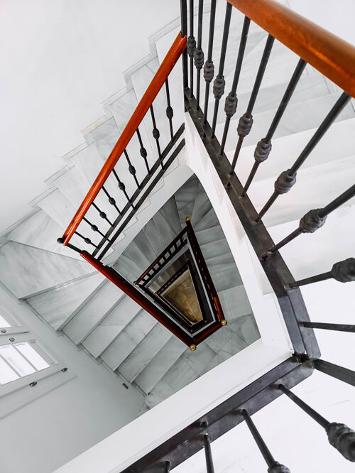 风格一个凉爽的白色楼梯垂直拍摄攀岩设计大厅