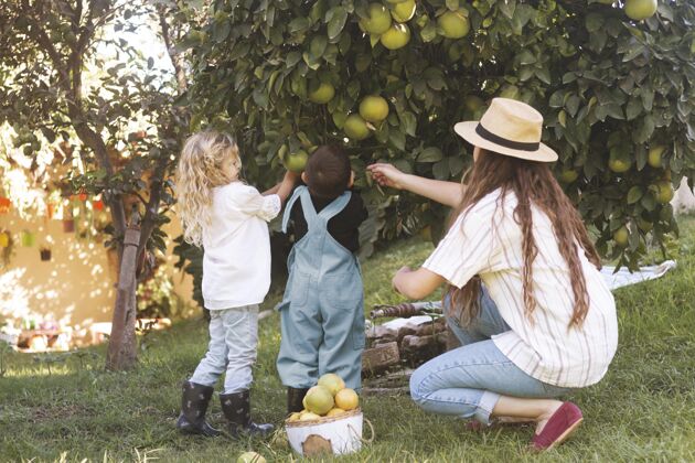 生活全镜头？女人和孩子们在摘水果农场乡村自然