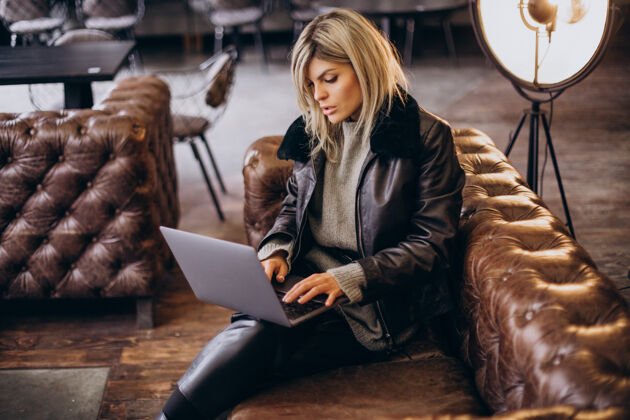 商务女性在咖啡馆里用笔记本电脑坐在马车上的女人网络咖啡馆女性