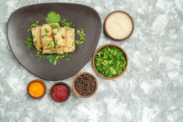 餐厅俯瞰美味的卷心菜dolma由磨碎的肉和绿色的白色背景肉晚餐卡路里的食物菜肴盘子蔬菜烹饪
