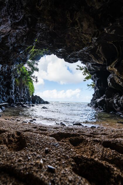 海滩夏威夷考艾岛北岸岩石龟湾的垂直拍摄海岸线沙滩岩石