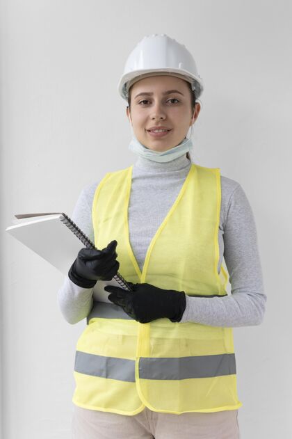 工作戴着特殊工业防护装备的女人设备工人人