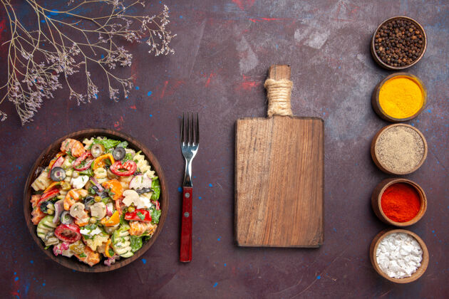 午餐俯瞰美味蔬菜沙拉搭配不同调味料的深色背景健康饮食蔬菜沙拉午餐孔饮食木头