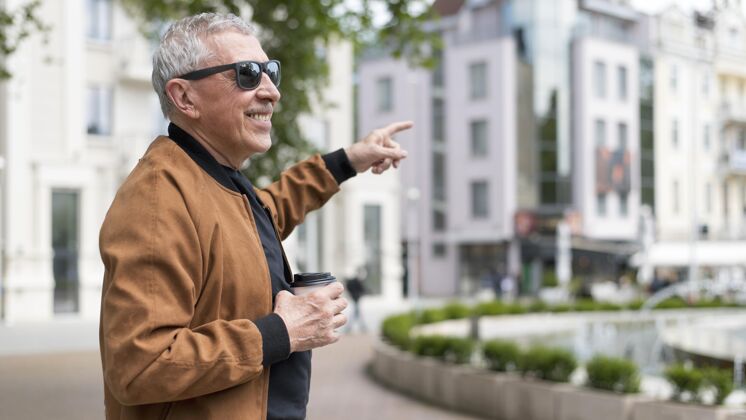 生活方式城市中的快乐男人户外退休老年人