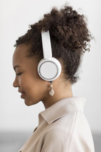 科技近距离听音乐的女人耳机女人年轻人