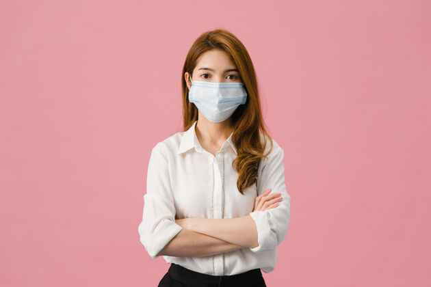 污染年轻的亚洲女孩戴着医用面罩双臂交叉面具看镜头大流行