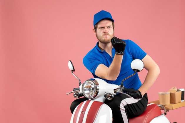 颜色正面图身着蓝色制服的男快递员骑着粉色的食品自行车送货工作颜色工作服务快餐工作工作粉色