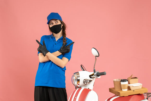 两者俯视图：戴着医用口罩的信使女孩站在摩托车旁边 摩托车上有咖啡蛋糕 粉色背景 两边都是医疗商业侧线