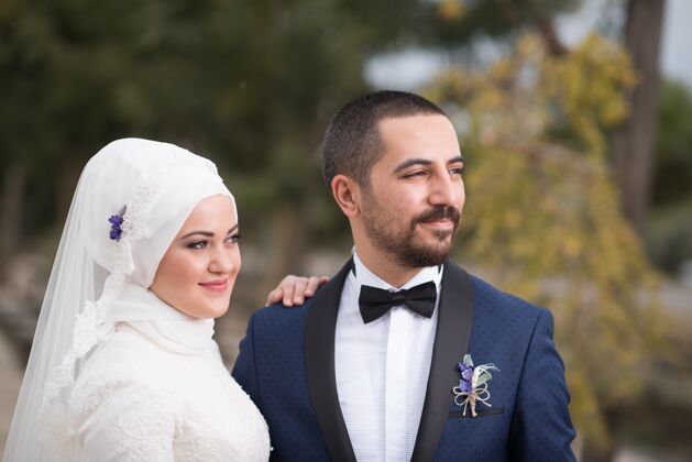 浪漫年轻的新郎新娘婚纱照伊斯兰头巾