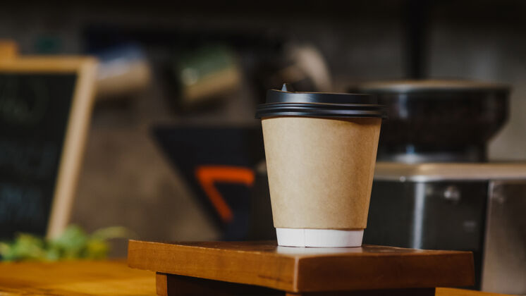 自助餐厅把热咖啡纸杯拿给站在咖啡馆吧台后面的顾客木头干净外卖