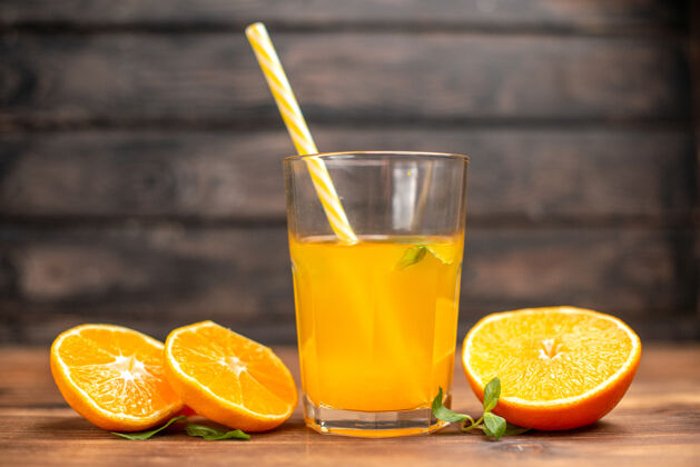 橙汁正面近距离观看一杯鲜橙汁 木桌上放着薄荷和橙汁酸桌子新鲜