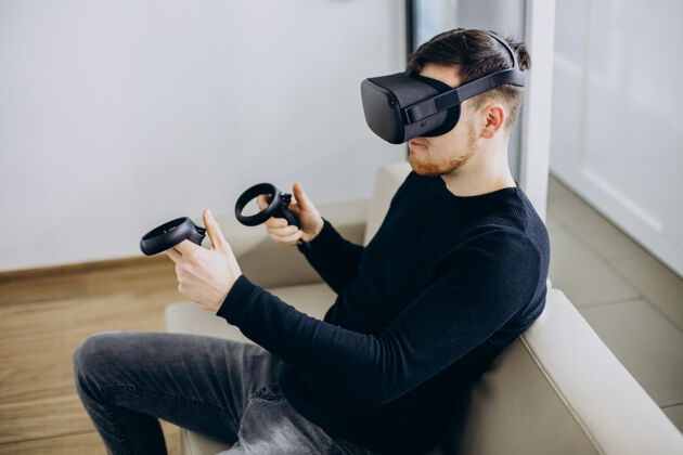 兴奋使用和玩虚拟现实眼镜的人创意娱乐可穿戴
