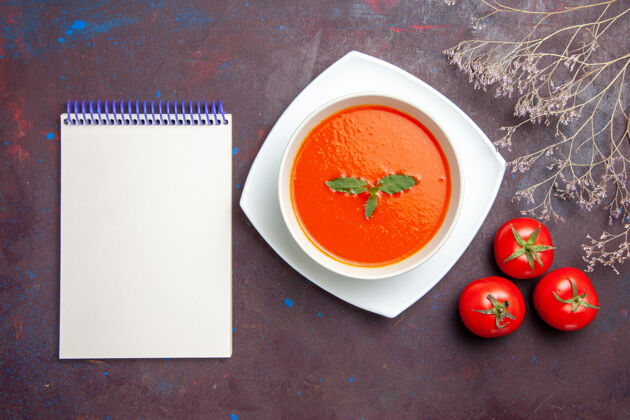 美味顶视图美味的番茄汤美味的菜单叶内板上的深色背景菜酱汁番茄色汤一餐里面单容器