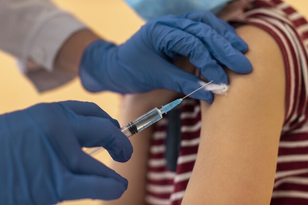 医生特写带面罩的孩子接种疫苗面罩儿童疫苗