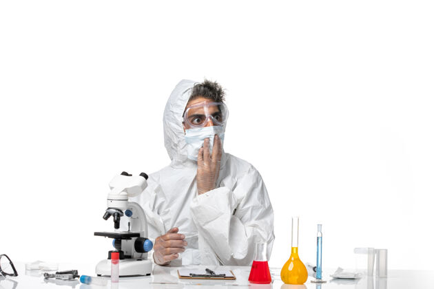 实验室外套男医生穿着防护服 白色带无菌口罩医疗绝育男医生