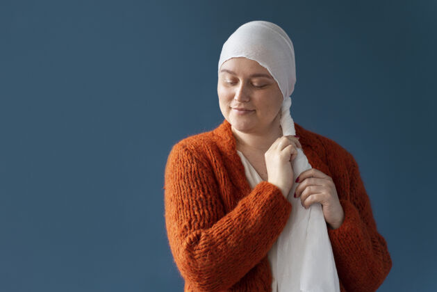 女人乳腺癌斗士摆姿势支持意识疾病
