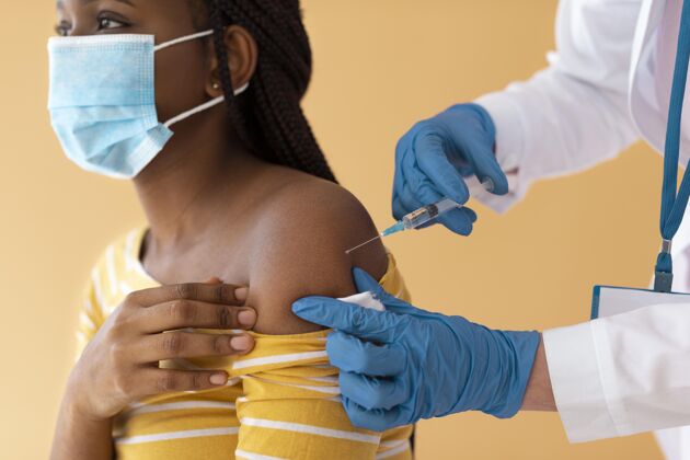 年轻人特写年轻女子接种疫苗保健护理科学