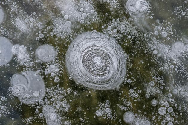 透明特写镜头冰冻的气泡在冰上北极冰颜色