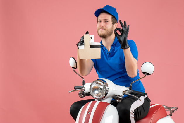 高尔夫正面图身穿蓝色制服的男快递员拿着咖啡在粉红色的工作快餐店送货自行车服务工彩色工作制服轮廓颜色