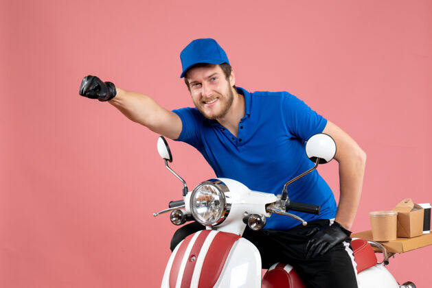 男正面图身着蓝色制服的男性快递员骑着粉色工作快递快餐服务彩色自行车正面球员活跃
