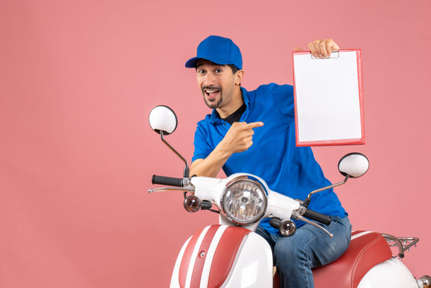 滑板车俯视图微笑的信使男子戴着帽子坐在滑板车上显示文件粉彩桃文件桃比赛