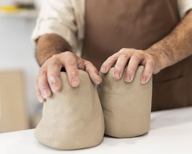 陶器双手紧握粘土爱好里面创意