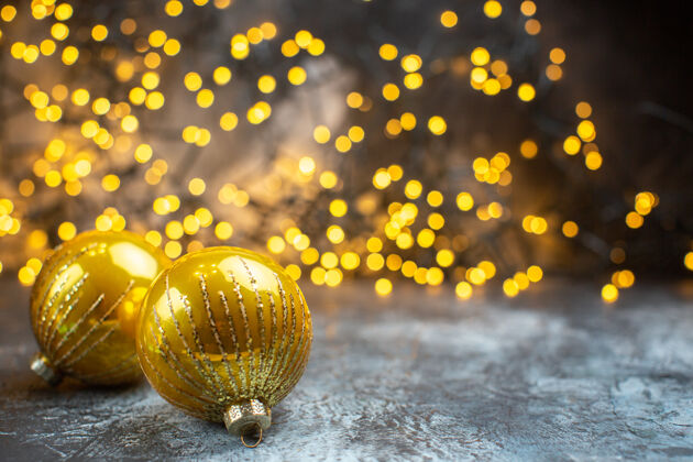 圣诞节前视图圣诞树玩具与黄灯亮暗照片圣诞新年的颜色闪亮手镯正面