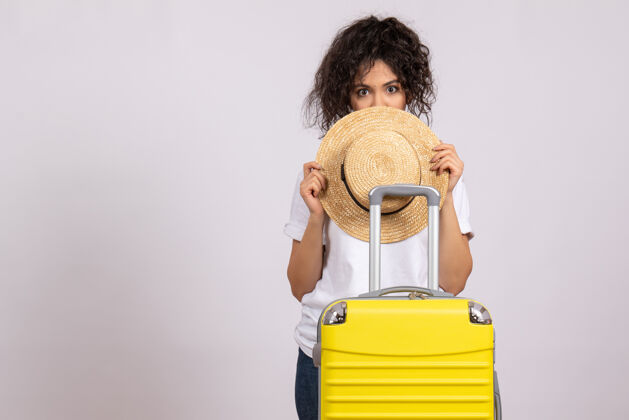 挂锁正面图年轻女性带着黄色的袋子准备旅行 背景是白色的旅游度假飞机 航程是彩色的安全锁旅行
