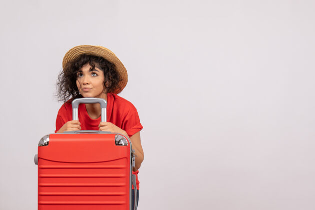 旅行正面图年轻女性带着红包准备乘坐白色背景的阳光航行飞机旅游度假彩色休息飞行休息孩子飞行
