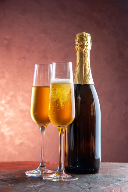 庆典前视镜香槟酒瓶上灯庆祝派对喝酒照片颜色新年年份酒杯新的