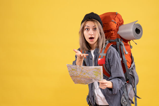 地图好奇的女旅行者背着背包拿着地图脸女士成人