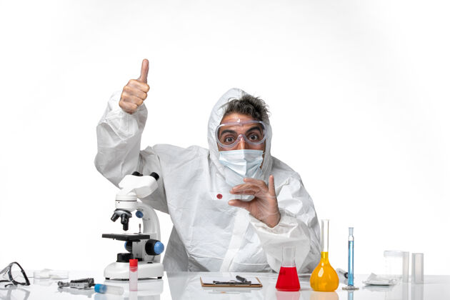 医生男医生穿着防护服 带着无菌口罩 浅白地微笑着实验室外套口罩医学