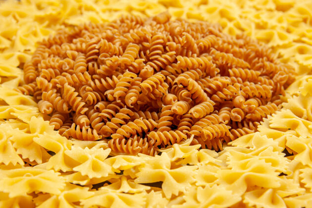 姜黄前视图小生面团上深色照片许多面团意大利面团食物餐前面意大利面食品