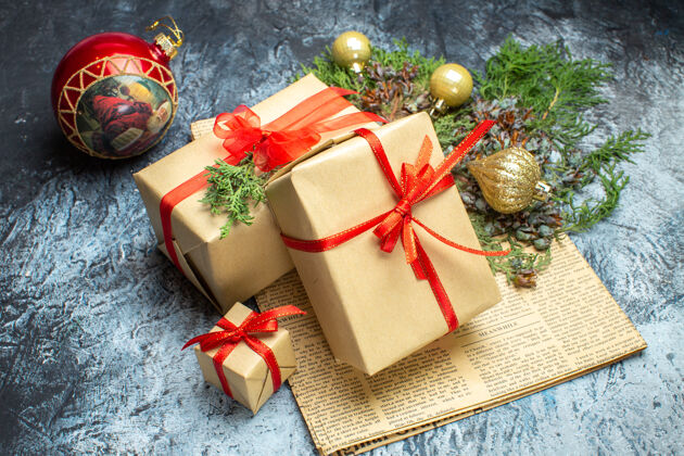 盒子前视图圣诞礼物与玩具上的光明黑暗假日照片圣诞色新年礼物圣诞节信封