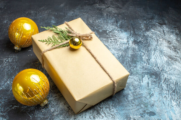 礼物前视图圣诞树玩具与目前的光明黑暗的照片颜色圣诞节新年容器盒子奶酪