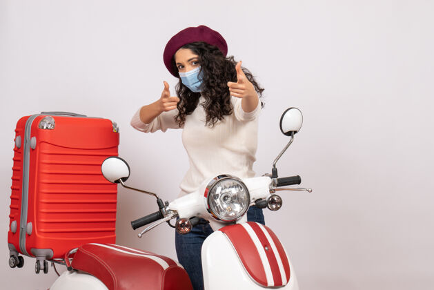 自行车前视图年轻女性戴着面罩骑自行车在白色背景上病毒车速covid-摩托车道路颜色道路年轻女性面罩