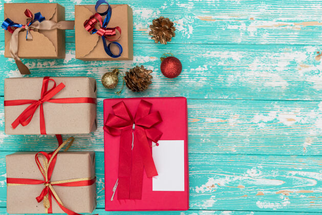 包装圣诞假期礼物购物背景从上面看与复制空间工艺纸礼品盒从绳子绑在蓝色背景 俯视图平铺组成生日木头季节闪光