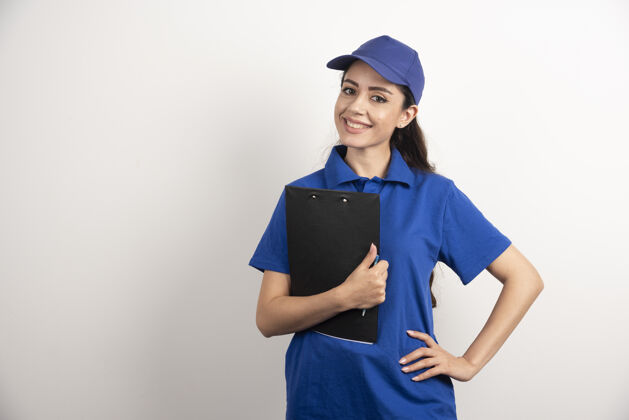 工作一个送货的年轻女子与剪贴板的肖像高品质的照片女孩衬衫制服