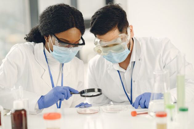 实验室新试验集中技术人员穿制服做试验 制造疫苗试管化学显微镜