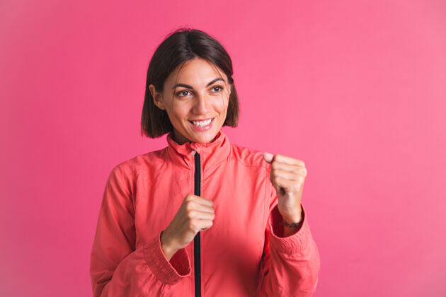 时尚年轻健康的女士在运动服上穿粉色夹克做拳击箱手势健身运动女人