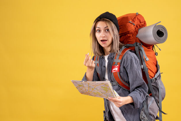 人旅行女背着背包拿着地图赚钱的招牌衣服肖像背包