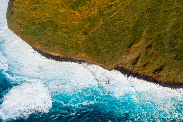 景观鸟瞰海洋岛屿悬崖与巨大的白色波浪和水晶蓝色的水自然水晶巨大