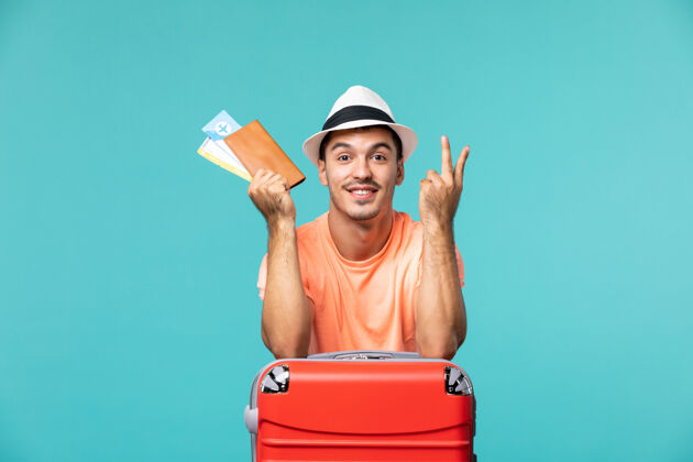 肖像正面图：男人在度假 手里拿着他的票 脸上挂着蓝色的微笑举行旅行旅行