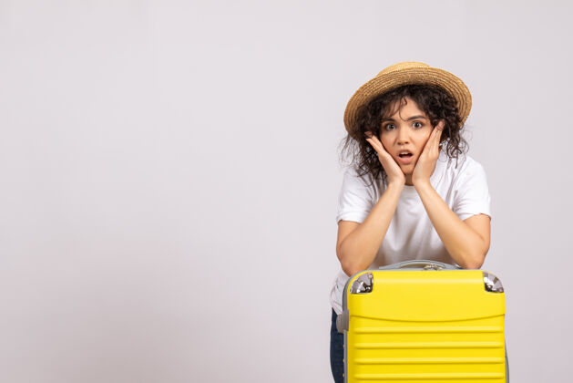 旅行正面图年轻女性带着黄包准备乘坐白色背景色的旅行度假航程飞机休息休息人航程