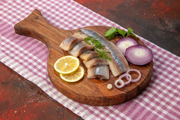 营养前视图生鱼片洋葱圈柠檬深色小吃餐色肉海鲜戒指饮食蔬菜