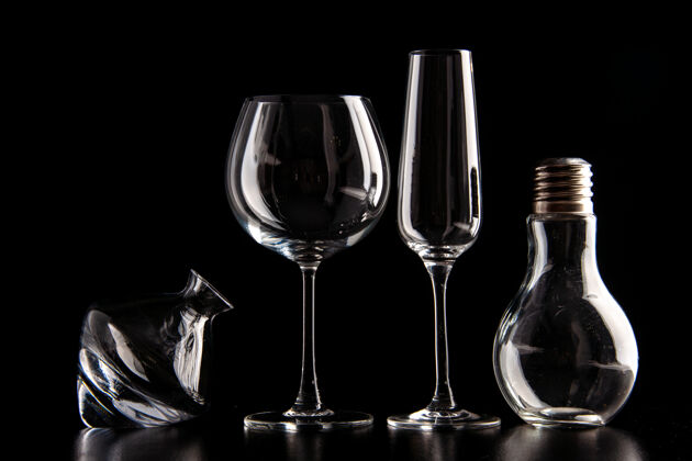 水晶前视酒杯上形成不同的黑色香槟圣诞酒精饮料庆典酒精液体