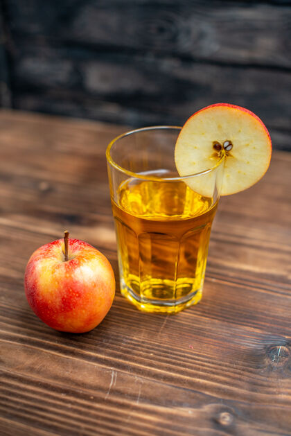 苹果前视图新鲜苹果汁与新鲜的深色苹果饮料照片鸡尾酒水果玻璃杯食品柠檬