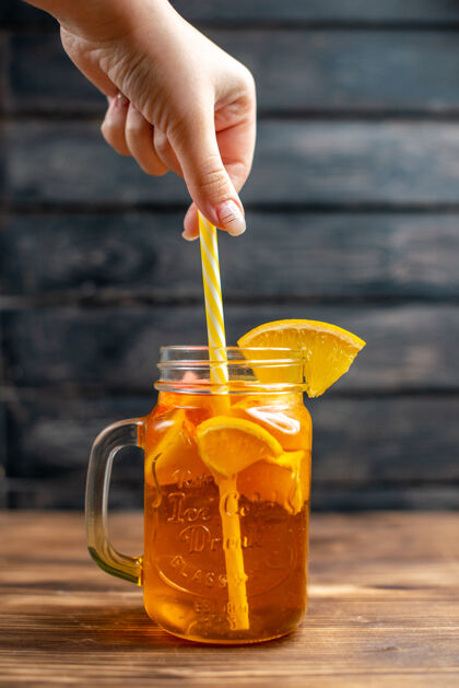 液体正面图新鲜橙汁罐内用吸管放在深色吧台上水果照片鸡尾酒饮料玻璃杯画笔健康