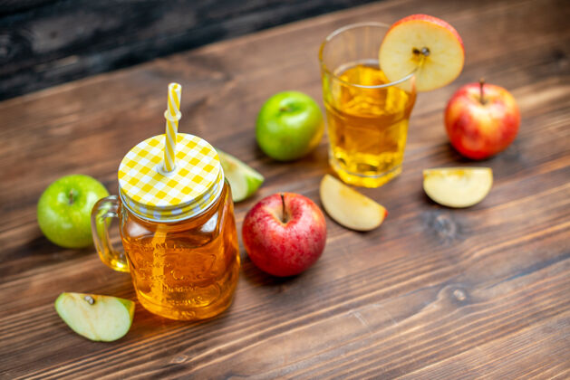 健康正面图新鲜苹果汁配上新鲜苹果深色照片颜色饮料水果鸡尾酒营养水果新鲜