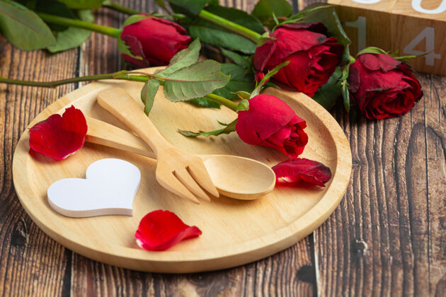 浪漫浪漫的餐桌爱情概念2月14日周年纪念象征